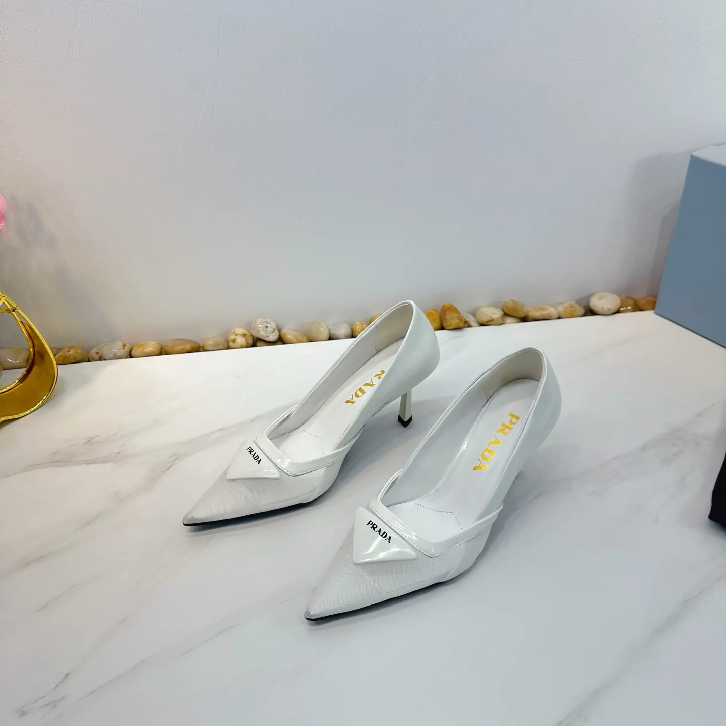 👟👟Ex-factory price 560👟👟 2025 SSS launches Prada’s latest long boots, sandals, thin heels, empty backs, thick heels series ————————🆚🆚🆚 💥PRADA's early spring T-stage catwalk show is the same style as "Dreams Never Sleep". Prada can use it on important occasions. The fresh style has a bit of nobility and is perfect on the feet. 💃💃 Wear this shoe with it. It is elegant and crystal clear, regardless of various accessories. The materials are all exclusively customized one-to-one and must be zero-distance from the original. The entire series is full of exciting and unexpected combinations of elements. The expression of different materials and textures of fabrics has a strong artistic flavor, allowing you to appreciate the ever-changing style of Prada girls. 1⃣ Upper: Made of open-edge bead➕mesh 2⃣ Lining: imported sheepskin 3⃣ Outsole: Italian original genuine leather outsole Heel height 7.5 4⃣🔺Original labeling feet, stock code number 35M-39M (40 41 42 customized, non-returnable and non-exchangeable).